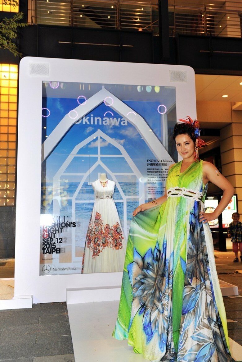 台湾でファッションイベントに参加した際にビビットなドレスを着こなす希良梨さん