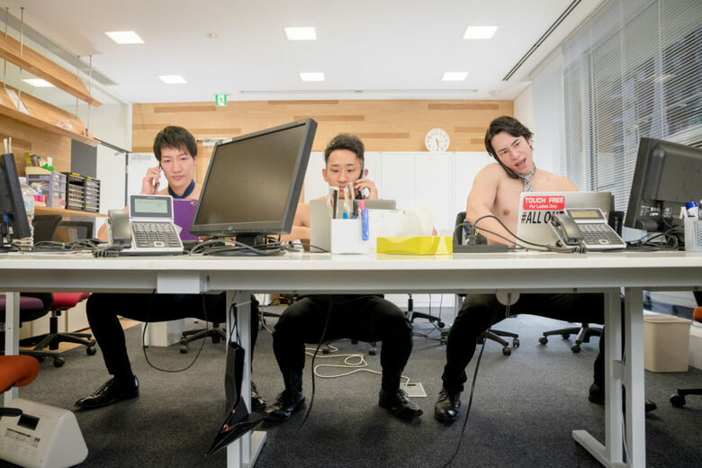 「空気椅子で電話するマッチョ」