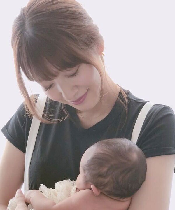 2018年に長女を出産。幼い娘を抱き幸せに満ちた表情の吉田明世さん