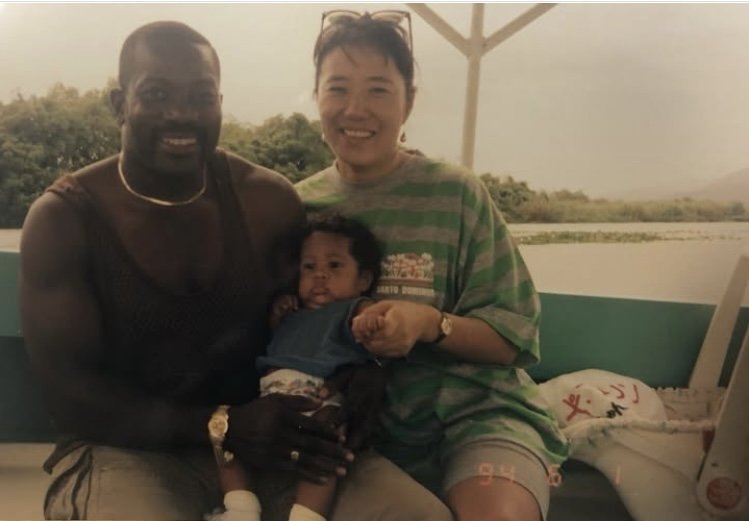 両親と映る幼い頃の武蔵選手