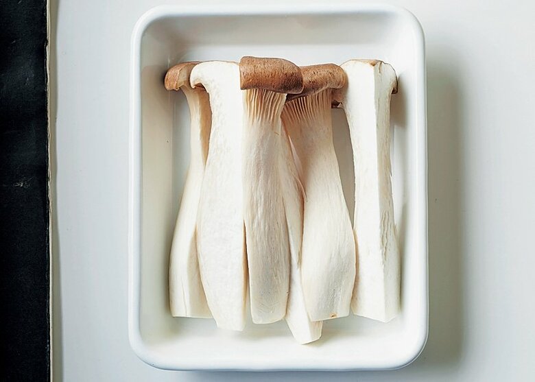 エリンギを縦に6等分 に切る