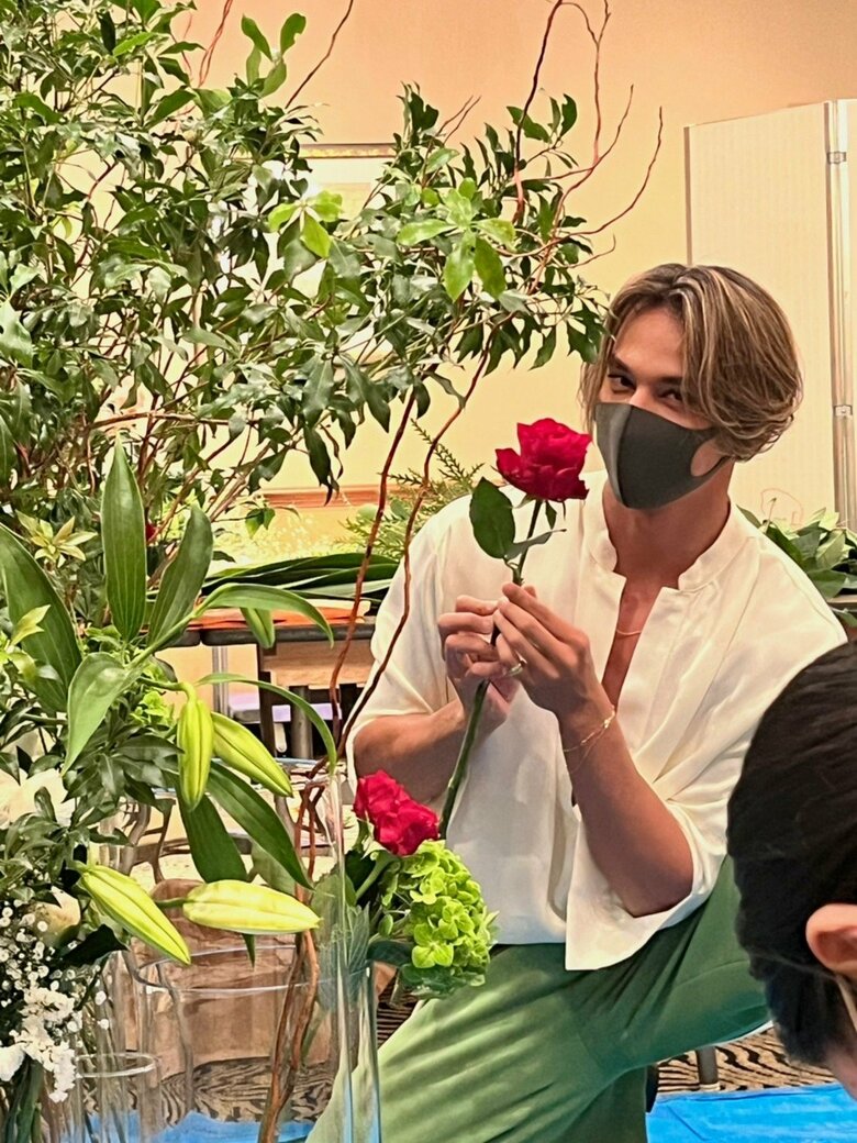 薔薇の棘を綺麗に手入れする當間ローズさん