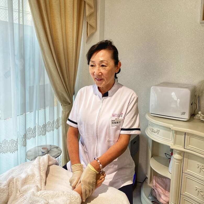 足もみKMR／（有）KMR式官足法療法院 院長。７歳のときの交通事故がきっかけで側弯症（背骨が左右に弯曲することで、様々な不調をもたらす症状）になり、一生医者に通い続ける生活になると宣告を受ける。高校卒業後に女優を目指すも、体調がネックとなり断念。1986年に、足もみの本場台湾の官有謀先生に弟子入りし、官足法を習得。その後、従来の官足法に自身がこれまで培ってきたノウハウを取り入れた独自の「KMR式毒出し足もみ®︎」を考案して話題を呼んでいる。『最高の１分足もみ』（宝島社刊）など著書多数。