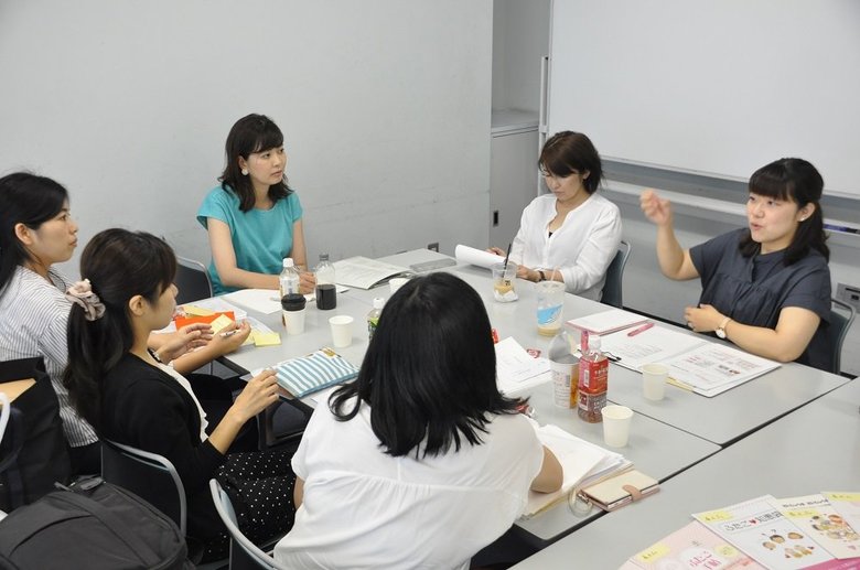 活動について話し合う「ツインズエイド」のメンバー