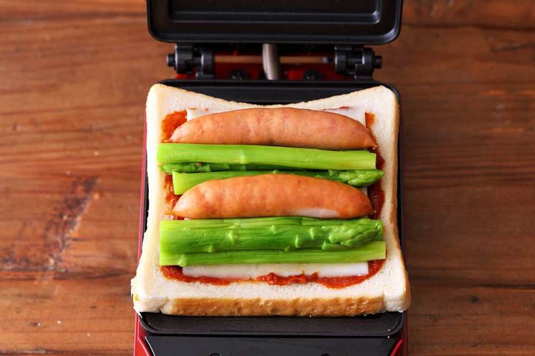 ホットサンドメーカーに③をセットする。②をのせたらカバーを閉じて焼く。