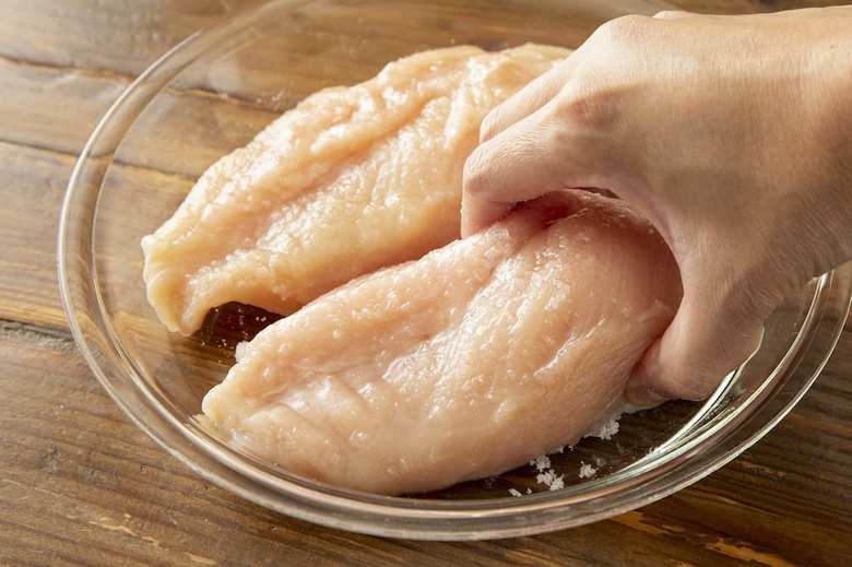 鶏胸肉は冷蔵庫から出して30分ほど常温に置く。皮を取り除き、フォークで数か所刺す。耐熱容器に入れ、Ａを上から順にもみこむ。ふんわりとラップをし、電子レンジ600Wで5分加熱する。裏返してさらに3分加熱し、ラップをしたまま冷ます。出てきた出し汁は大さじ2とっておく。