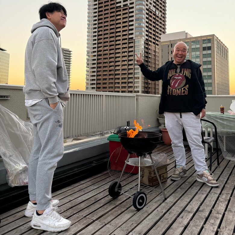 ワイワイ楽しそう！BBQをするクールポコ。のおふたり