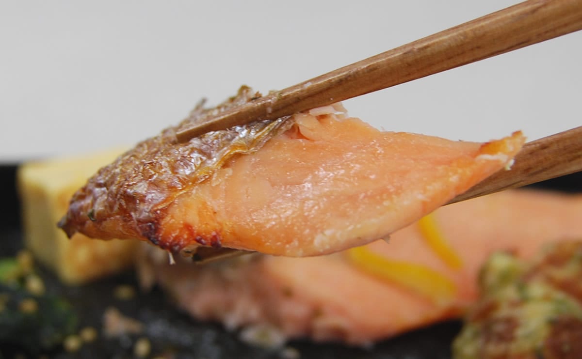 ナチュラルローソンの「ゆず香る鮭のり弁当」の実食画像