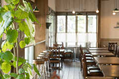 飲食店で案内された席を友人が拒否!?「毎回ドキドキする…これって普通なの？」