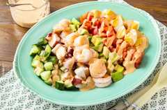 シーフードコブサラダのレシピ「手作りタレをたっぷりかけて召し上がれ」