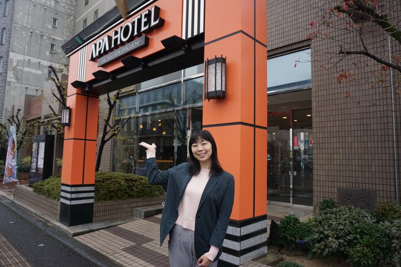 経営するアパホテルでの竹下由美社長。1階にあるグリル店のランチメニューでは「竹下製菓」のアイスが食べ放題