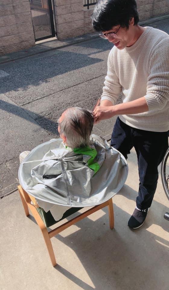 義父の散髪をする夫