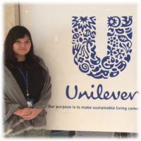 ユニリーバ・ジャパン・ホールディングス株式会社ヒューマンリソース アシスタント人事マネジャー。2012年営業職として入社。15年より人事部にて新卒採用を担当し、通年採用プログラム「UFLP365」の戦略立案・実行を行う。現在は営業部門のビジネスパートナーとして組織開発に取り組んでいる他、D&Iリードとしてもラックスやその他のダイバーシティ関連の活動に関わる。