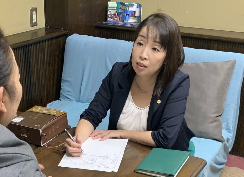 事務所で相談を受ける畠さん