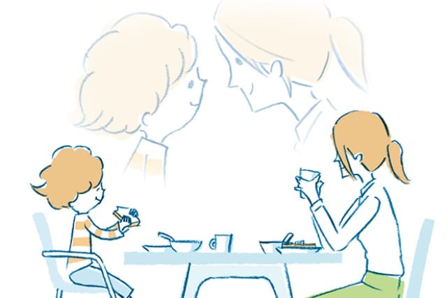 向き合って笑顔で食事する親子