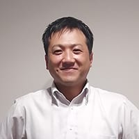 豊岡市出身。県外の大学卒業後、地方銀行勤務を経て2016年に地元豊岡市にUターンし、豊岡市役所入庁。エコバレー推進課（現環境経済課）を経て、2020年よりワークイノベーション推進室。