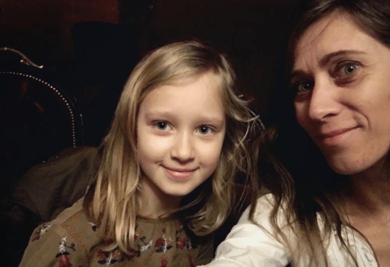 一番上の13歳の長女と。下のきょうだいのめんどうをよくみてくれる、頼もしい存在。