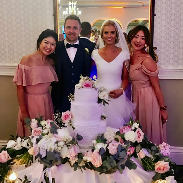 友人の結婚式に出席するCRAZY COCOさん（写真右）