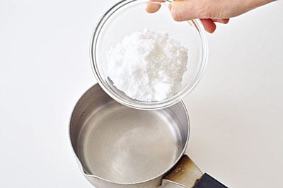 ミネラルウォーター1/4カップと砂糖大さじ６を小鍋に入れ、混ぜながら中火で砂糖を溶かして残りのミネラルウォーターと混ぜ合わせて製氷容器で凍らせる。不純物の入っていない水を使うのがポイント。砂糖を入れるとゆっくり凍るので、きめ細かい氷に仕上がる。