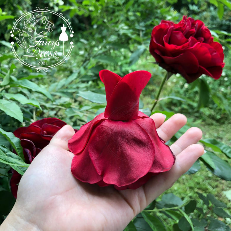 大ぶりなドレープと深紅が美しいバラのドレス