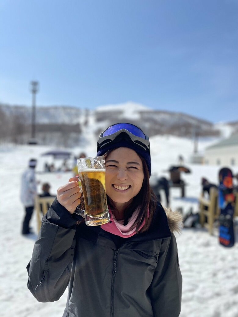 ニセコでビールジョッキ片手に満面の笑みの宇賀さん