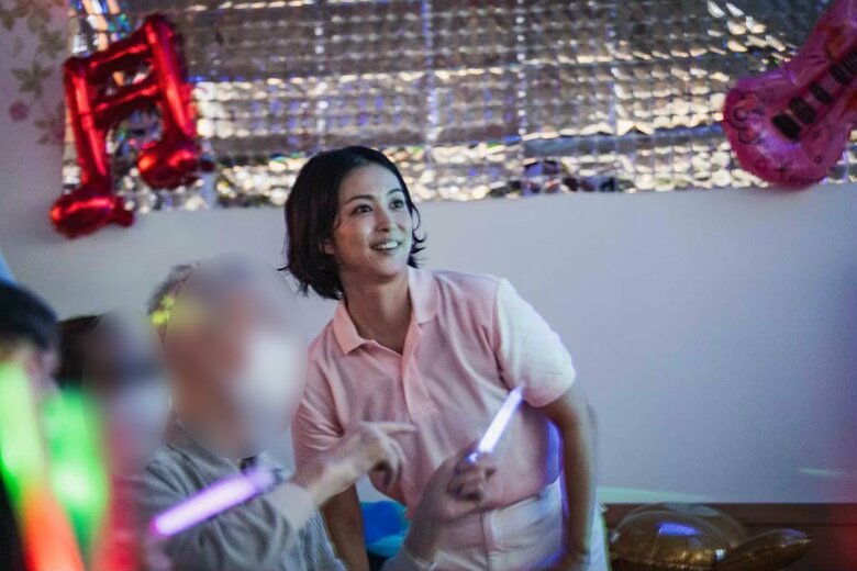 介護士の現在も素敵な笑顔！勤務中の岩佐さん