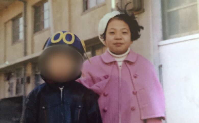 ピンクのボレロ風コートがおしゃれ！幼少期の及川さん