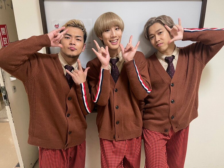 パワーパフボーズのKANさん（左）、AOさん（中央）、naotoさん（右）。3人も出演したNHK「紅白歌合戦」SEKAI NO OWARI「Habit」の衣装姿で