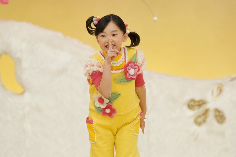 元気いっぱい！ 5代目女の子・ゆうなちゃんの愛らしい「シー」なポーズ (C)NHK・NED