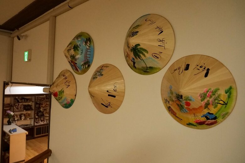 店内にはベトナムの伝統的な帽子が飾られている