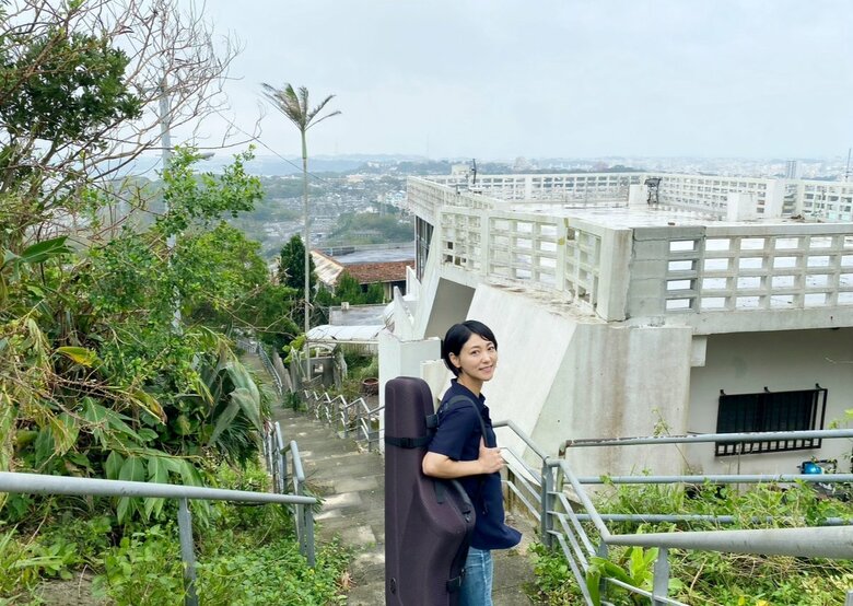 映画の撮影で故郷・沖縄で撮影するAKINAさん