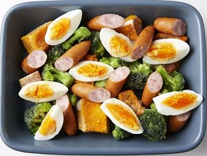 斜め半分に切ったウインナ、冷凍のままのブロッコリーとかぼちゃ(生の場合は電子レンジで加熱しておく)を、サラダ油を塗った耐熱皿に並べる。上に4等分に切ったゆで卵をのせる。