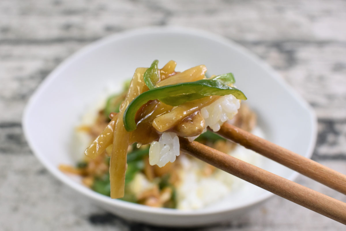 セブンイレブンのおすすめランチ「香ばし! チンジャオロース丼」の食レポ画像
