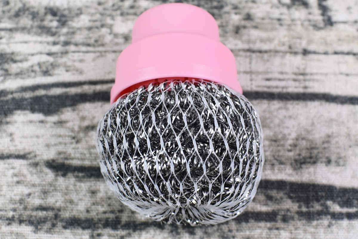 セリアの人気商品「とって付ステンレスたわし」の使用中画像2
