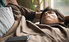 リビングで寝落ちする夫の対処法「なぜ布団に行かないの!?」