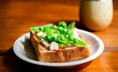 心地いい朝に春のグリーントースト