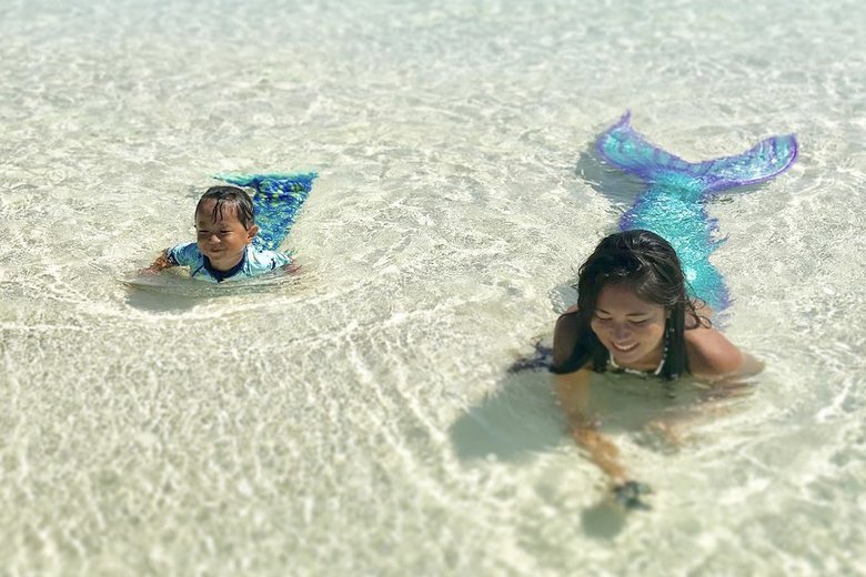 マーメイドに扮した息子と一緒に楽しく海遊びも