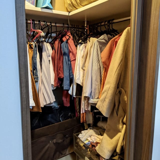 整理前のクローゼット。まずは引き出しのモノから出していく。