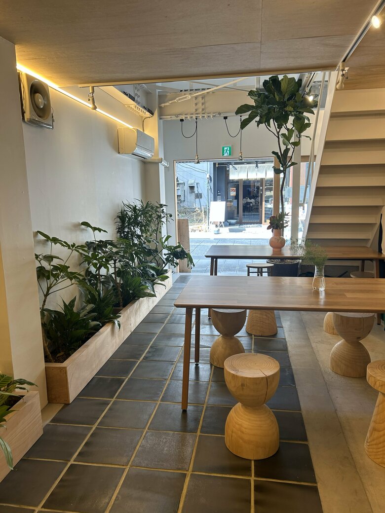 民間シェルター「ながれる」の1Fにある居心地のよさそうなカフェ空間