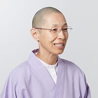 看護師。僧侶。スピリチュアルケア師。二児の母。専修大学法学部卒業後、法律事務所に就職。長男が重度のアレルギー症状を持っていたことをきっかけに、看護師、看護教員の免許を取得。がんの夫の“自然死”を看取ったことをきっかけに出家を宣言。高野山にて修行を積み僧侶となる。看護師として勤めつつ、「大慈学苑」を設立、スピリチュアルケアに力を入れている。