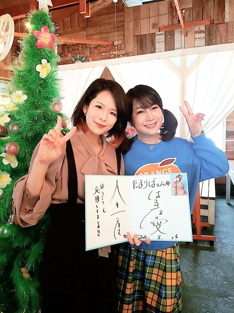 テレビ番組企画のためにカフェを訪れたはるな愛さんと