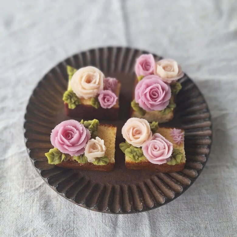 あんの花びらを飾った自家製スイーツ