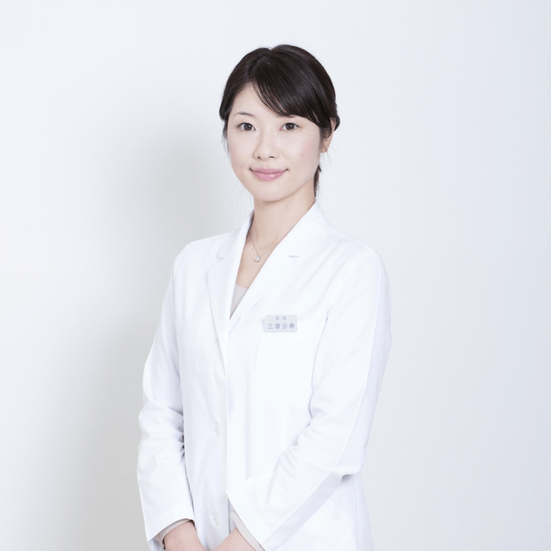 エムズクリニック白金院長。耳鼻咽喉科専門医。自身も２児のママである経験から、小児耳鼻咽喉科に特に力を入れた診療を行う。公式サイト（http://www.mitsukasaki.jp/）では、耳鼻咽喉科の病気の症状から家庭でできるケア方法など、子どもからお年寄りまで役立つを医療情報を公開している。