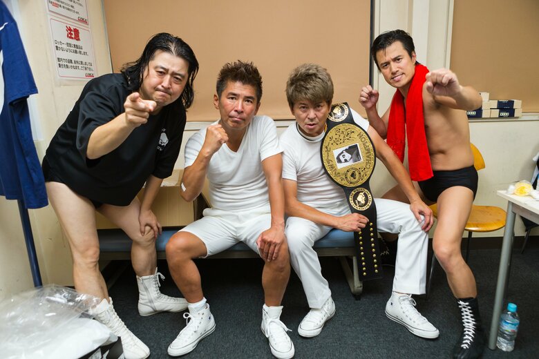 2018年6月26日西口プロレス試合後の控室にて。左から小力さん、勝俣州和さん、哀川翔さん、アントニオ小猪木さんと