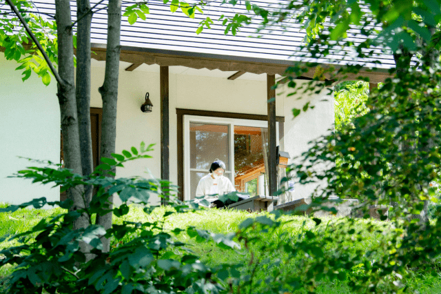 自然のなかで自分の気持ちに向き合う参加者