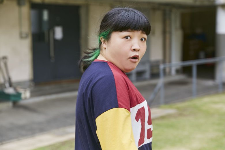 何かを発見し、驚いた表情で振り向くオカリナさん