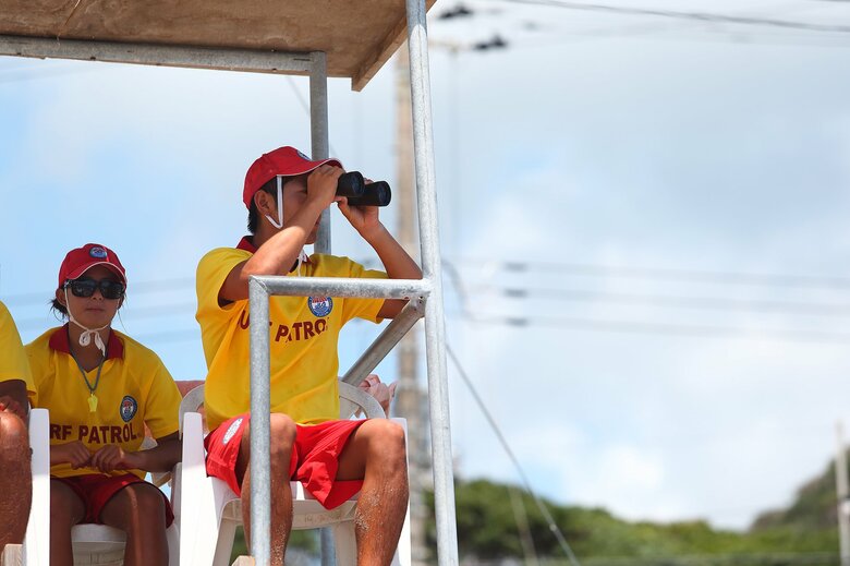 救助が必要な際はヘルプサインを送ってライフセーバーに助けを求める