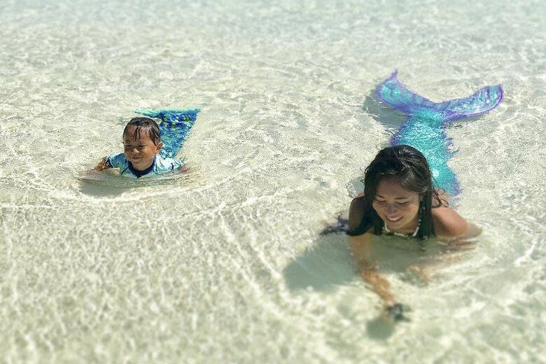 マーメイドに扮した息子と一緒に楽しく海遊びも