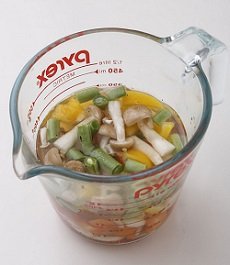 【ウインナ入りミネストローネ】
すべての材料を容量的500mlの耐熱カップに入れ、電子レンジ(600W)で5分加熱する。
あつあつの状態ですぐにスープジャーに入れ、ふたをする。