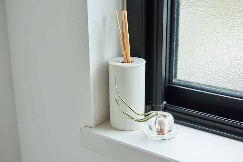 ▲クリアのものに窓辺のグリーンを活けて。下の受け皿は無印良品の「ガラス小物トレー」を活用。